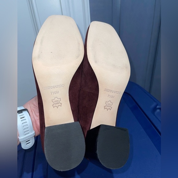NWOT BERNARDO Avery Suede Pumps in Burgundy with Gold Chain Size 7.5 - Picture 10 of 13
